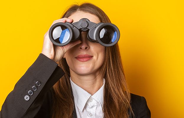 Frau mit Fernglas