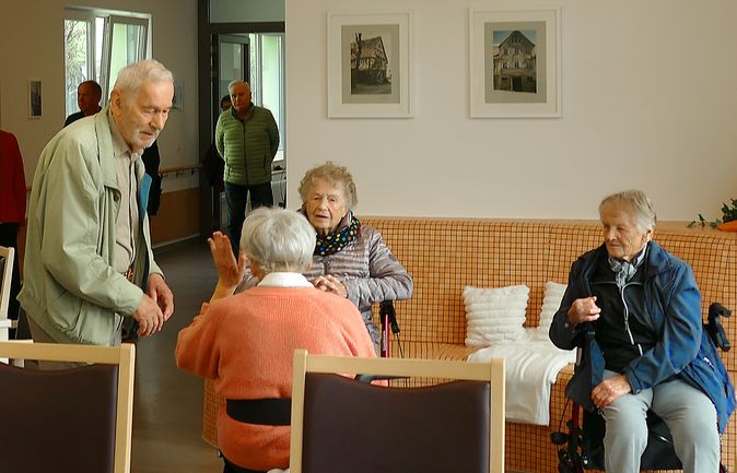 Seniorinnen und Senioren im Gemeinschaftsraum des Hofmann-Hauses