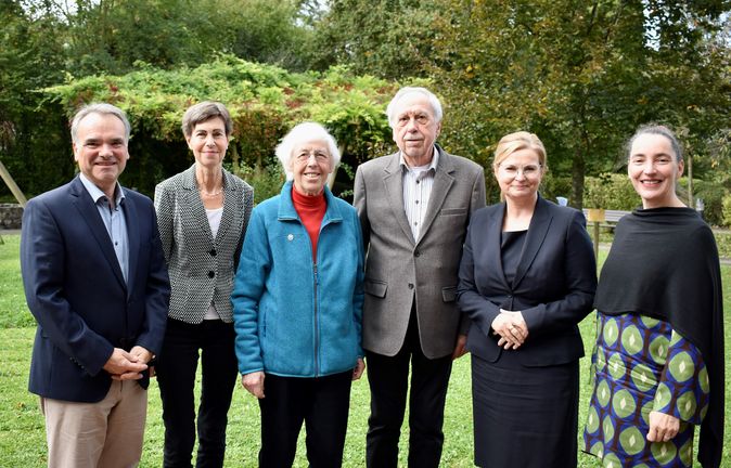 Sechs Personen im Garten des Seniorenzentrums St. Franziskus Mühlacker