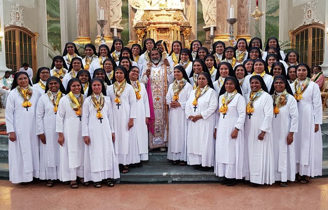 Bethany-Schwestern vor Altar mit goldenen Schals zum 100-jährigen Ordensjubiläum