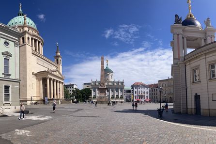 Historischer Platz mit Kuppelkirche, Obelisk und klassizistischen Gebäuden