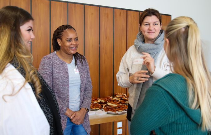 Vier Frauen im Gespräch vor Tisch mit Brezeln